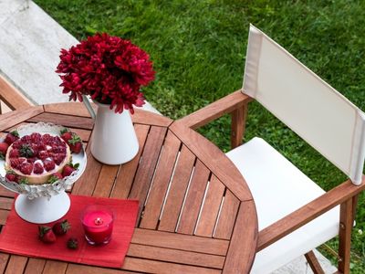 Stoły ogrodowe z krzesłami - idealne miejsce do relaksu i spotkań na świeżym powietrzu