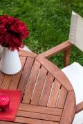 Stoły ogrodowe z krzesłami - idealne miejsce do relaksu i spotkań na świeżym powietrzu